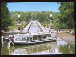 CPM 45 BRIARE LE CANAL Le Bâteau-Mouche " Le Loiret " à L'entrée Du Pont-Canal - Briare