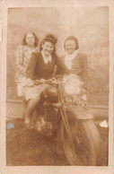 ¤¤  -   Carte-Photo Non Située  -  Groupe De 3 Femmes Avec Une MOTO       -   ¤¤ - Motos
