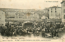 Le Puy * La Place Cadelade Un Jour De Foire * Le Marché Aux Porcs * Marchands * Balance Poids Public * Pub Au Verso - Le Puy En Velay