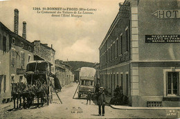 St Bonnet Le Froid * Le Croisement Des Voitures De La Louvesc Devant L'hôtel Mourgue * Attelage Malle Courrier Diligenge - Autres & Non Classés