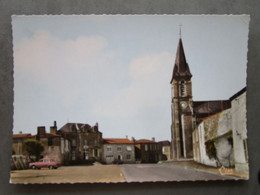 CP 85 Vendée MACHE  Prés Aizenay - La Place De L'église  Au Fond Le Café Tabac - Voiture Renault Dauphine 1960 - Aizenay