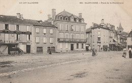 CPA (46 Lot) Saint Céré Place De La Républiques Animée - Saint-Céré