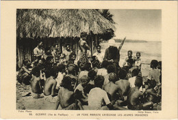 PC OCEANIA, UN PÉRE MARISTE CARÉCHISE, Vintage Postcard (b44286) - Papouasie-Nouvelle-Guinée