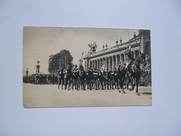PARIS  -  Défilé Devant Le Grand Palais    -   Militaria - Manoeuvres