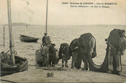 Larmor Plage * Environs De Lorient * Cale De Kernével * Marins Débarquant Un Filet De Drague * Pêche - Vannes