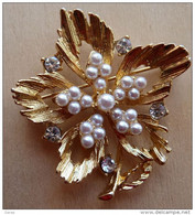 BROC-477 Broche Méral Doré Représentant Une Fleur Griffée De 5 Brillants,à Décor De Perles Au Centre - Sonstige & Ohne Zuordnung