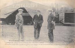 35-RENNES-AVIATIONS-1910- AERODRÔME DES GAYEULLES, L'AVIATEUR DE LESSEPS DEVANT SON HANGAR ENTRE MM BARE ET DELAYE - Rennes