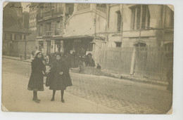 HÉRICOURT - Belle Carte Photo Fillettes Posant Devant Le CINEMA Rue Stephenson En 1914 - Héricourt