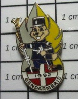 510f Pin's Pins / Beau Et Rare / THEME : JEUX OLYMPIQUES / ALBERTVILLE 92 GENDARME MARMOTTE SKIEUR FLAMME JAUNE ET GRISE - Jeux Olympiques