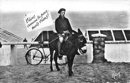 Thème  Animaux  Homme Monté Sur Un âne  En Vacances . Région Loire Atlantique      (voir Scan) - Donkeys