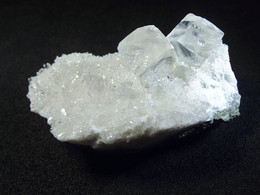 Apophyllite On Quartz Mordenite Matrix ( 5 X 3 X 2.5 Cm ) Pune District - Maharashtra - India - Minéraux