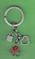 PORTE CLEFS METAL ARGENTE ET PIERRES ROUGES MOTIF ANGE COEUR ET CADENAS - Autres & Non Classés