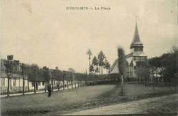 Hescamps * La Place Du Village Et L'église - Autres & Non Classés