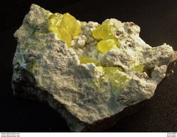 Sulfur With Pink Fluorescent Aragonite (5.5 X 4 X 2 Cm.) - Agrigento - Sicilia - Italy. - Minéraux