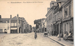 60-GRANDVILLIERS- PLACE BARBIER ET LA RUE D'AMIENS - Grandvilliers