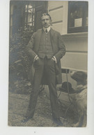 ROYAUME UNI - SCOTLAND - PERTH - Belle Carte Photo Jeune Homme Dandy Fumant Le Cigare Posant Avec Son Chien En 1906 - Perthshire