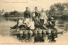 Saumur * Le Passage De La Rivière * Le Radeau Sac * Militaires Militaria - Saumur