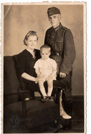 54609 - Deutsches Reich - 1943 - Familienfoto Eines Wehrmachtssoldaten Im Postkartenformat, Ungebraucht (kl. Eckbug) - Otros & Sin Clasificación