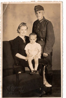 54609 - Deutsches Reich - 1943 - Familienfoto Eines Wehrmachtssoldaten Im Postkartenformat, Ungebraucht (kl. Eckbug) - Autres & Non Classés