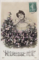 CPA - FETE VOEUX - Femme Brune Souriante Entourée De Fleurs Roses Et Blanches Souhaite Une Joyeuse Fête - Otros & Sin Clasificación