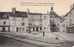 CPA - 77 - TOURNAN - Place De La Fontaine Et Hôtel De La Croix Blanche - Enfant - La Gazette à Tournan - 2 Coins Coupés - Tournan En Brie