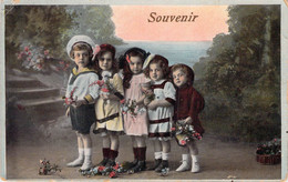 CPA - ENFANT - Groupe D'enfants Avec Des Fleurs En Rang Décroissant - Souvenir - Colorisée - Série 2785 - Children And Family Groups