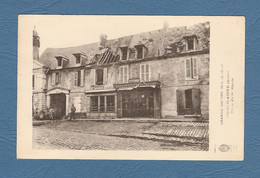 CPA..dépt 02..VIC Sur AISNE  :  Place De La Mairie - Vic Sur Aisne