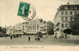 Trouville * La Place De L'hôtel De Ville * Hôtel * Attelage - Trouville
