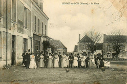 Leigné Les Bois * 1908 * La Place Du Village * Boulangerie * Villageois Noce Mariés Mariage ? - Autres & Non Classés