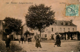 Leigné Les Bois * 1906 * La Place Du Village * Café * Villageois - Autres & Non Classés