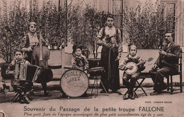 CPA Souvenir Du Passage De La Petite Troupe Fallone - Jazz - Accordéoniste Agé De 7 Ans - Craquelure Sur La Carte - Music And Musicians