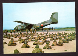 Militaria - Embarquement Des Militaires à Bord D'un Avion Et Paquetages En Rangs Sur Le Sol ( N° 2007) - Manoeuvres
