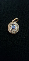 Bijoux De Femme Pendentif Ovale En Plaqué Or Petites Pierres Blanches Et Une Grosse Bleu Poincon - Colgantes