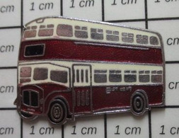 1110 Pin's Pins / Beau Et Rare / THEME : TRANSPORTS / BUS A IMPERIALE LONDRES ROUGE ET BLANC - Transport