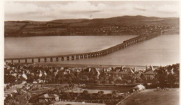 DUNDEE THE TAY BRIDGE AND THE HILLS OF FIFE FROM BALGAY HILL OLD R/P POSTCARD SCOTLAND - Angus