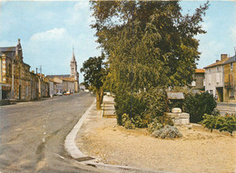 Thénezay - Rue Et Place De L'hôtel De Ville - Thenezay