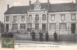 CPA France - Malay Le Grand - Yonne - La Mairie Et Le Groupe Scolaire - Animée - Drapeau - Horloge - Ecoles - Otros & Sin Clasificación