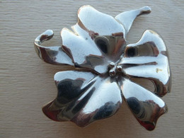 Broc-136 Broche En Métal Gris De Qualité Représentant Une Fleur - Other & Unclassified