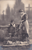 A18138 - BURIAL CROSS FLOWER CROWN CEMETERY MOTHER AND DOUGHTER POST CARD UNUSED - Funeral
