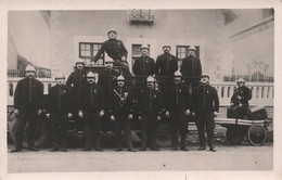 CPA Photo D'un Groupe De Pompiers Devant Leur Camion Dont Un Sur La Remorque Avec Une Trompette - Bombero