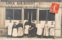 Delcampe - PARIS-75006-CARTE-PHOTO- EMILE BABOUOT ATELIER DE BROCHEUR-artisan Qui Assemble Et Coud à La Main Des Feuilles Imprimées - Paris (06)