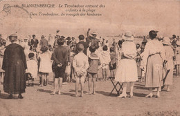CPA Blankenberghe - Le Troubadour Entouré Des Enfants à La Plage - Tres Animé - Blankenberge