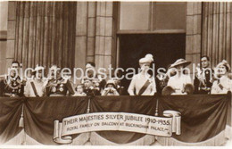 THEIR MAJESTIES SILVER JUBILEE 1910 - 1935 OLD R/P POSTCARD ON BALCONY BUCKINGHAM PALACE ROYAL ROYALTY - Royal Families