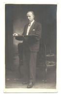 Old PHOTO CARD - Bergen Op Zoom  - Homme Lisant - Man Reading - His Name On The Backside - Bergen Op Zoom