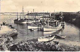 29 - SIBIRIL : Le Port De Moguériec ( Chalutiers - Barqus De Pêche - CPSM Dentelée N/B Village Format CPA - Finistère - Other & Unclassified