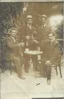 Delcampe - Un Groupe D'Amis à L'Apéro , Carte Photo - Männer