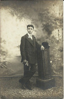 Delcampe - Jeune Homme Prenant La Pose Pour La Photo , Carte Photo - Männer