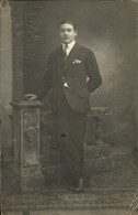 Delcampe - Jeune Homme Prenant La Pose Pour La Photo , 1920 , Carte Photo - Männer