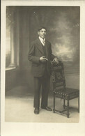 Delcampe - Jeune Homme Avec Une Cigarette Prenant La Pose Pour La Photo , Carte Photo - Männer