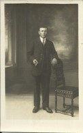Delcampe - Jeune Homme Avec Une Cigarette Prenant La Pose Pour La Photo , Carte Photo - Männer